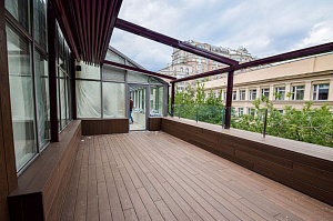 Инженерное совершенство: алюминиевые лаги, термоясень и скрытый крепеж в проекте для банка