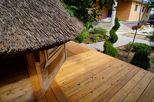 лиственничная терраса для бассейна