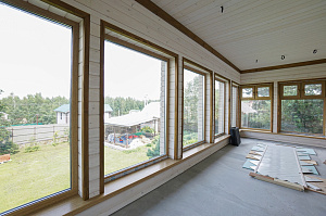 Шепот дерева: Завершенные работы по отделке стен и потолков в Кармолино