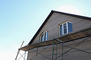 Не просто обшивка, а комплексное решение: вентилируемый фасад, индивидуальный водосток и единый стиль — дом, который будет служить десятилетиями