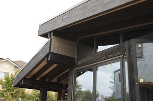 Масштабная реконструкция загородного дома: термоясень, фахверк с историей и идеальная геометрия каждого элемента