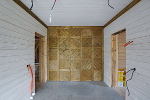 Шепот дерева: Завершенные работы по отделке стен и потолков в Кармолино