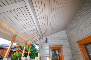 Финская надежность и русское брусовое зодчество: реставрация дома в Никольском краской Tikkurila Vinha