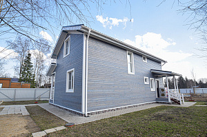 Низкий сорт — высокий результат: дымчато-синий фасад из лиственницы ВС от Лесобиржи - СПб