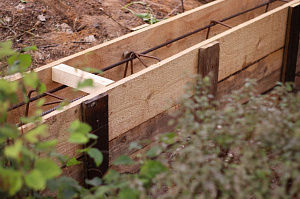 Элегантный забор из планкена и кирпича на Прохладном озере