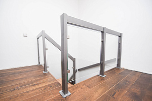 лестница со стеклом