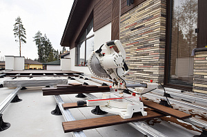 Инженерное совершенство: регулируемые опоры, алюминиевые лаги и термоясень для вашей кровли