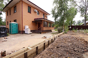 Элегантный забор из планкена и кирпича на Прохладном озере