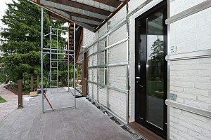 Скрытый крепёж САМО, цеховая покраска и масло Renner: почему термоясень — лучший выбор для статусного дома в Ленинградской области