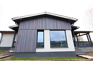 Изысканная терраса из сибирской лиственницы в Солнечной Долине