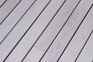 Эксклюзивная терраса из термоясеня на эксплуатируемой кровле в Санкт-Петербурге