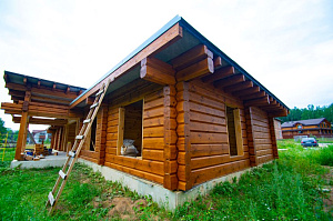 От шлифовки до финишного блеска: 10 дней работы, 10 лет защиты — покраска бруса от Лесобиржи-Спб