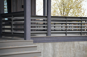 Изысканная терраса из сибирской лиственницы в Солнечной Долине