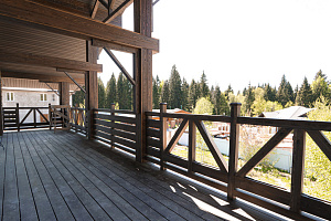 Фасад в стиле Шале: Изысканный коттедж в Новом Щеглово от Лесобиржи-Спб