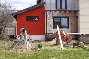 Фасад с характером: Сочетание лиственницы, сосны и камня в Honka Family Club