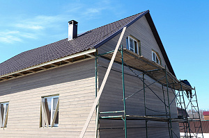 Не просто обшивка, а комплексное решение: вентилируемый фасад, индивидуальный водосток и единый стиль — дом, который будет служить десятилетиями