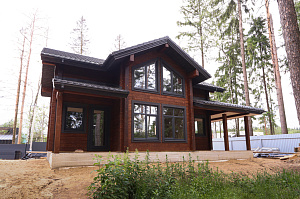 Комплекс работ по покраске деревянного дома с балками на террасе и стобами