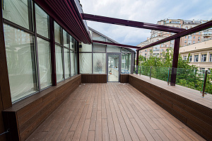 Инженерное совершенство: алюминиевые лаги, термоясень и скрытый крепеж в проекте для банка