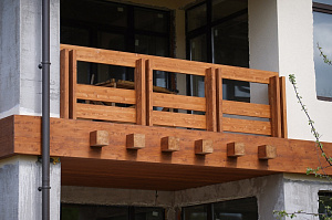 Холодная монументальность камня и живое тепло дерева — идеальный дуэт для фасада, который не оставит равнодушным