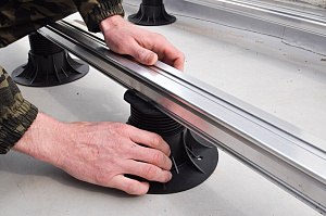 Инженерное совершенство: регулируемые опоры, алюминиевые лаги и термоясень для вашей кровли