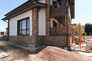 Фасад в стиле Шале: Изысканный коттедж в Новом Щеглово от Лесобиржи-Спб