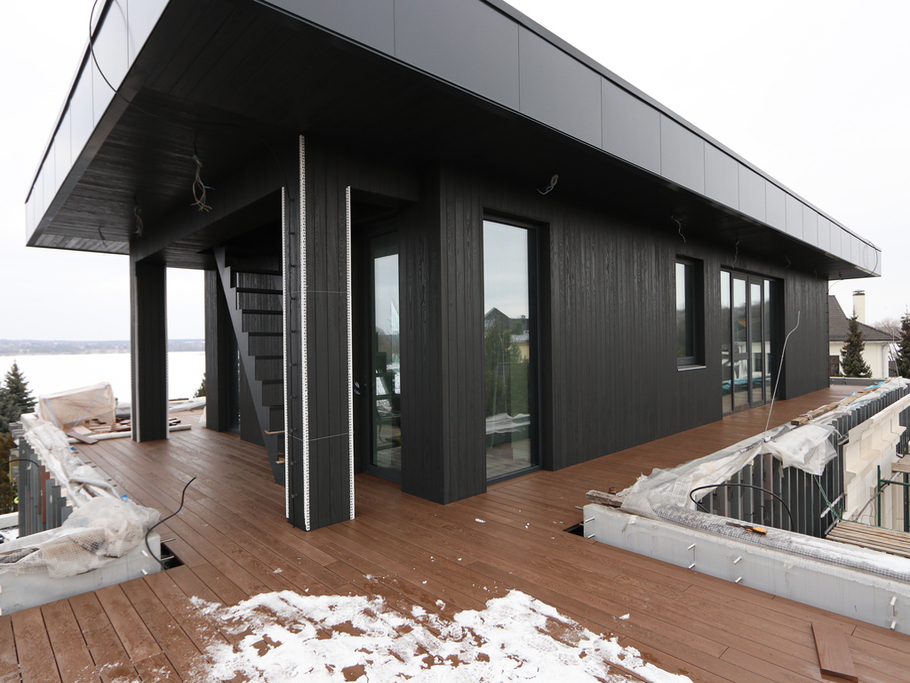 Терраса из термоясеня на эксплуатируемой кровле