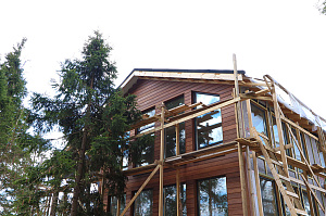 Отличная обшивка дома планкеном из термолиственницы в КП "Топаз"