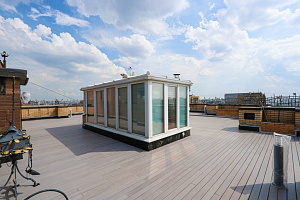 Эксклюзивная терраса из термоясеня на эксплуатируемой кровле в Санкт-Петербурге