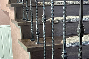 Забежные ступени, кованые балясины и ясень: история одной лестницы, рожденной в содружестве с клиентом