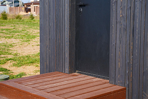 Гармония стиля и функциональности: гараж и терраса из лиственницы в Низово