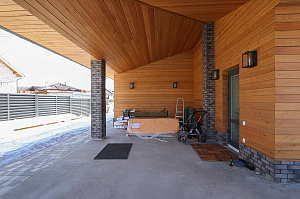 Современный комбинированный фасад: преображение коттеджа в КП 