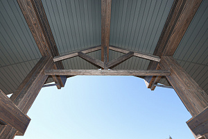 Фасад в стиле Шале: Изысканный коттедж в Новом Щеглово от Лесобиржи-Спб