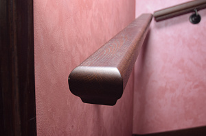 Забежные ступени, кованые балясины и ясень: история одной лестницы, рожденной в содружестве с клиентом