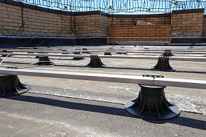 Эксклюзивная терраса из термоясеня на эксплуатируемой кровле в Санкт-Петербурге