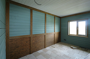 Шепот дерева: Завершенные работы по отделке стен и потолков в Кармолино