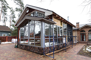 Бревенчатый дом больше не нуждается в ремонте каждые 5 лет: как вентилируемый фасад и цоколь White Hills решили проблему навсегда