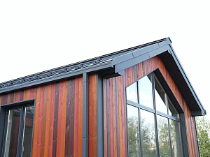 Поместье «Алексеевское»: фасад из термососны в четырех цветах — смелое решение для взыскательных владельцев

