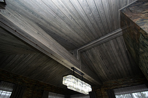 отделка потолка брашированной доской 5