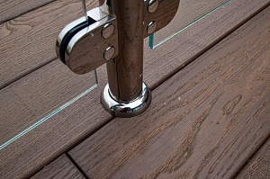 Инженерное совершенство: алюминиевые лаги, термоясень и скрытый крепеж в проекте для банка