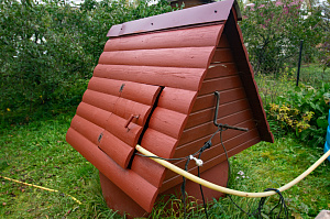 крашеный деревянный колодец