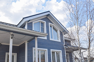 Низкий сорт — высокий результат: дымчато-синий фасад из лиственницы ВС от Лесобиржи - СПб