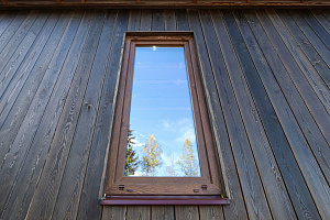 Не просто обшивка, а архитектурное высказывание: вертикальный планкен, идеальные зазоры и мембрана для долгой жизни дома