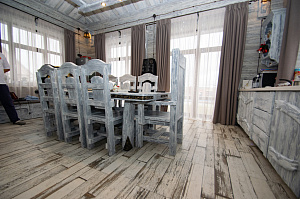 внутренняя отделка брашированным и крашеный планкеном на кухне