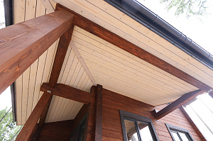 Комплекс работ по покраске деревянного дома с балками на террасе и стобами