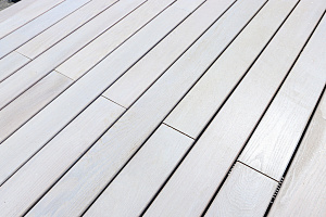 Эксклюзивная терраса из термоясеня на эксплуатируемой кровле в Санкт-Петербурге