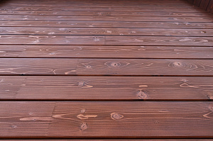 Комплекс работ по покраске деревянного дома с балками на террасе и стобами