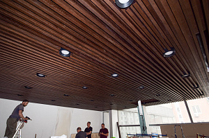 Потолок, о котором говорят: трендовое решение для статусного офиса