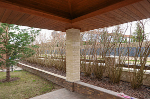 Скрытый крепёж, цеховая покраска и сибирская лиственница: почему этот проект в Мысе Удальцово не требует внимания уже 4 года