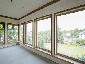 Шепот дерева: Завершенные работы по отделке стен и потолков в Кармолино