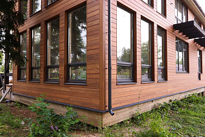 Петергоффские аллеи требуют статуса: как термолиственница преобразила каркасный дом в элитном посёлке